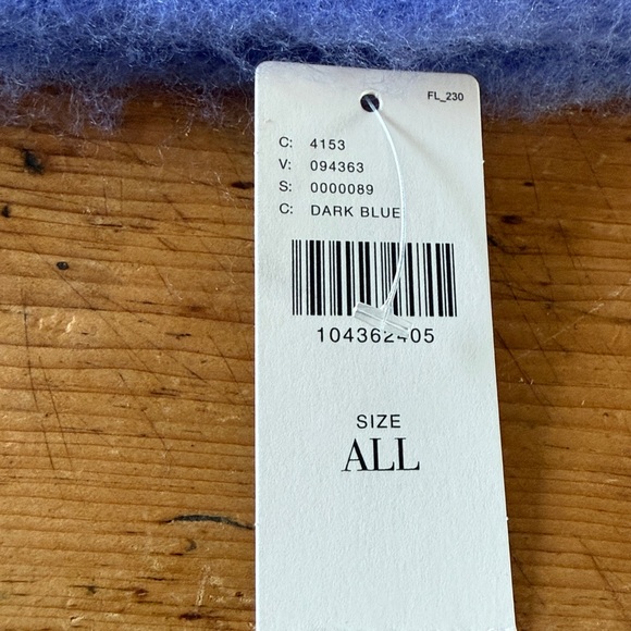 Maeve large scarf from Anthropologie - Picture 4 of 9